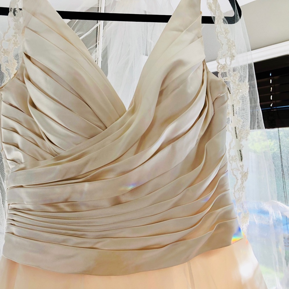Beautiful Wedding Dress Size 12 bought at Creation Vézina. Off white